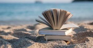 livres sur le sable